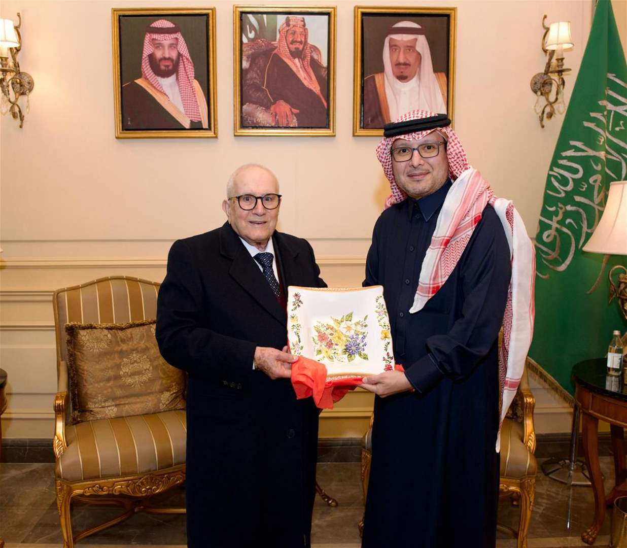 بالصور -السفير السعودي وليد البخاري يلتقي المؤرخ اللبنانيّ فيليب حتِّي 