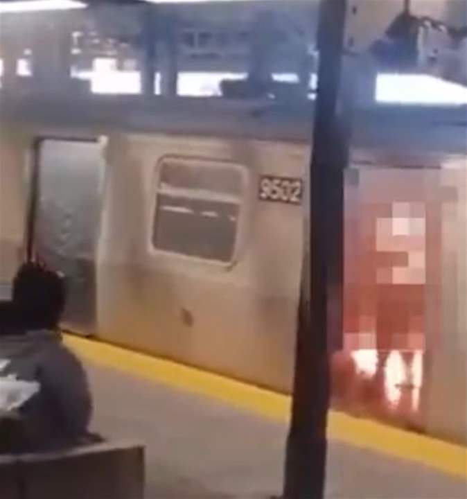 "مجهول أشعل فيها النار".. إحراق إمرأة داخل مترو في نيويورك (فيديو)