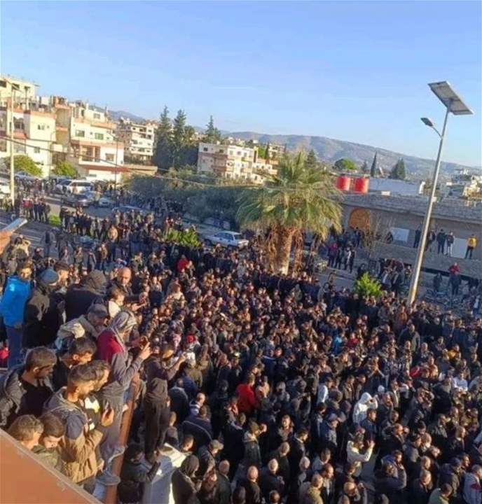 حرق مقام "شيخ العلويين" في اللاذقية.. المظاهرات تشتعل! 