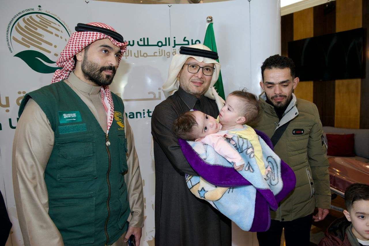 بالفيديو: بخاري يحتضن "التؤام السيامي" قبل مغادرتهم للعملية 