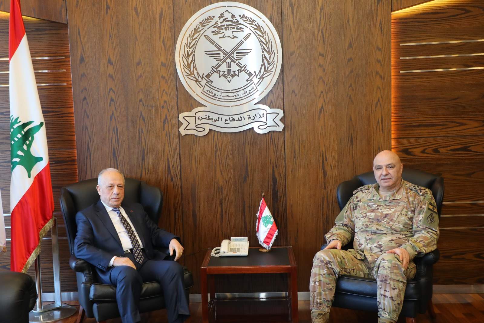 وزير الدفاع التقى قائد الجيش.. وهذا ما بحثاه