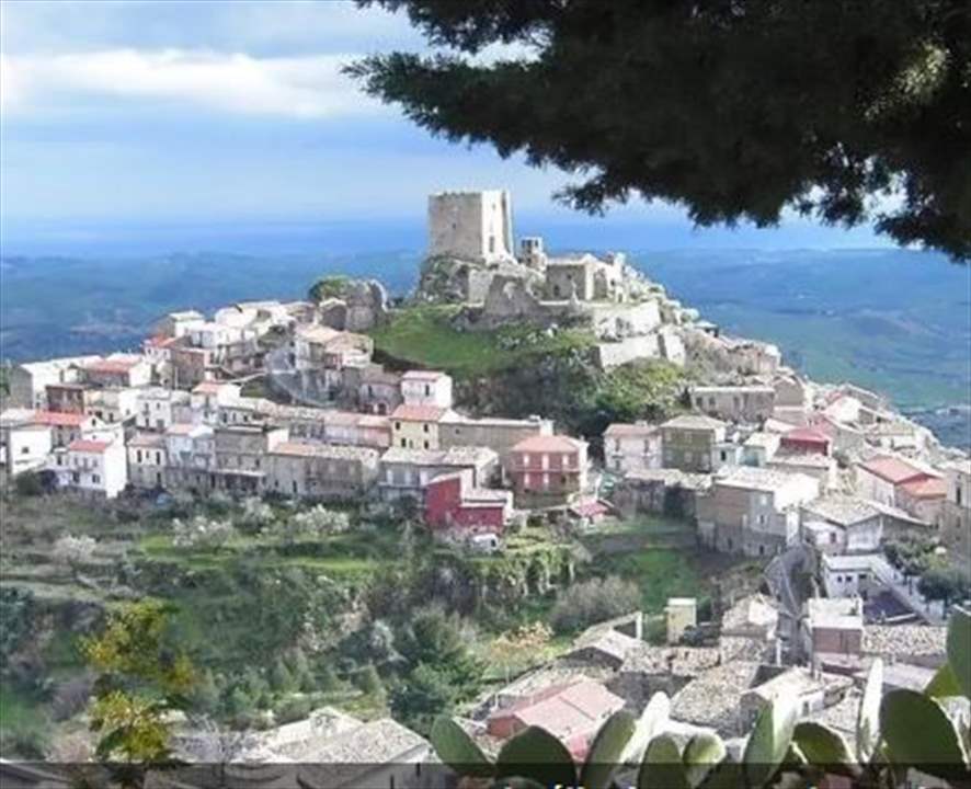 "ممنوع المرض".. مرسوم غريب في بلدة ايطالية يثير الجدل