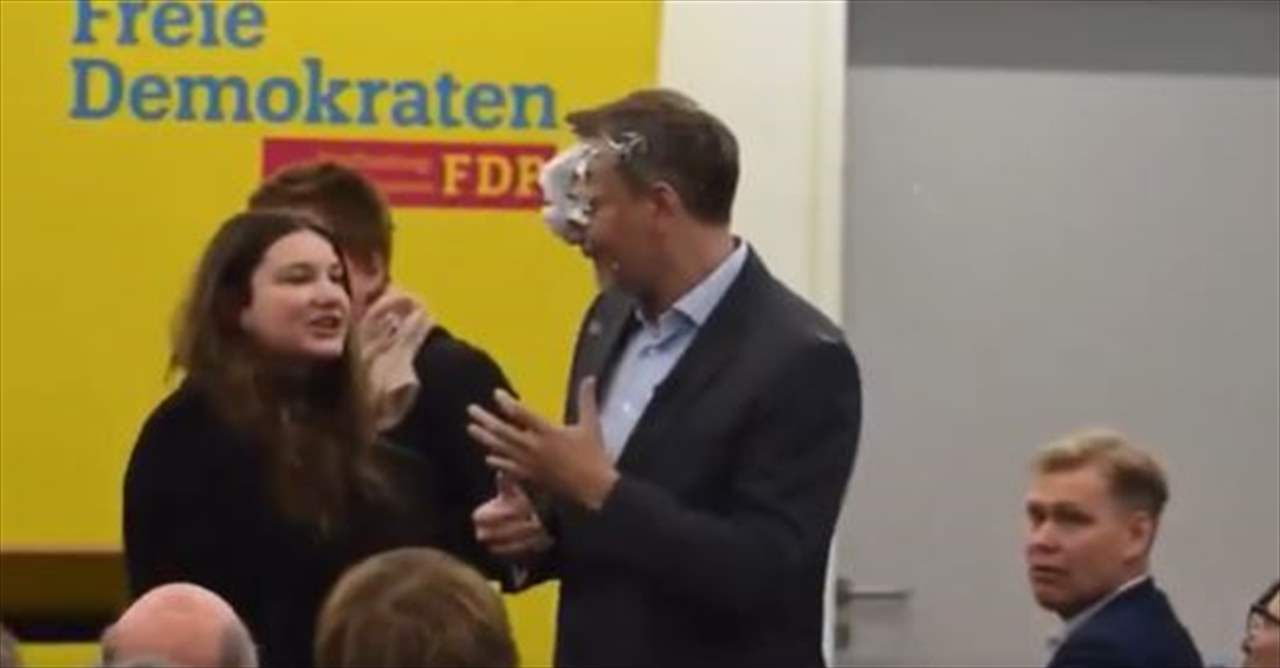 بالفيديو- وزير يتعرض للرشق "برغوة الحلاقة"