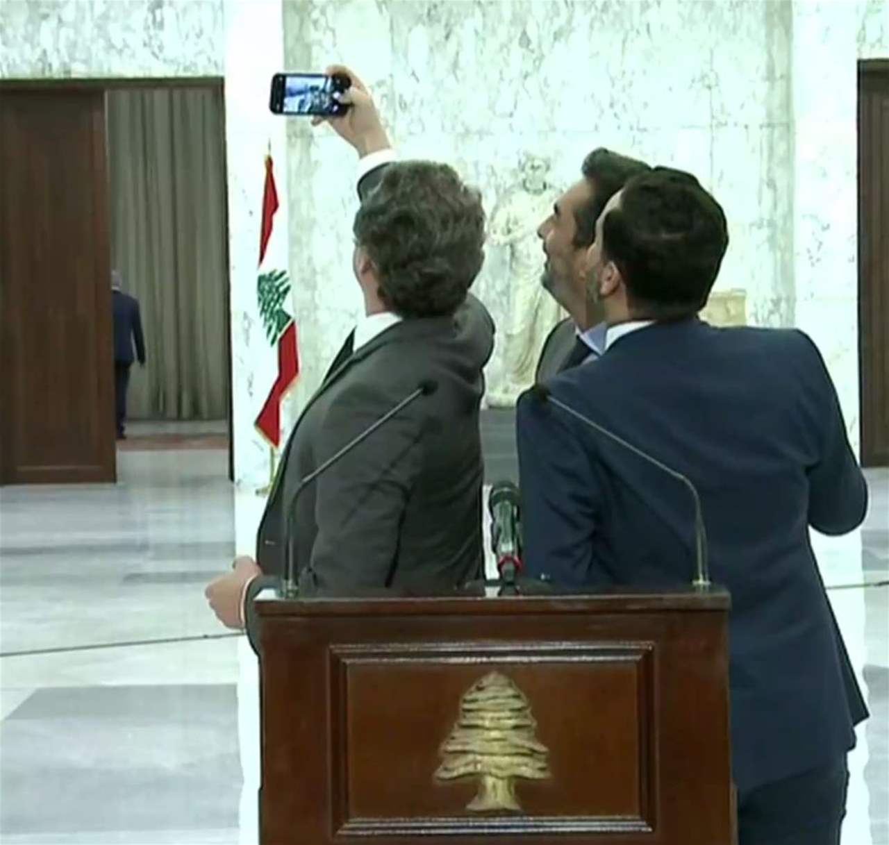 بالفيديو: سيلفي الـ"مبروك" وغلطة على الهواء! 