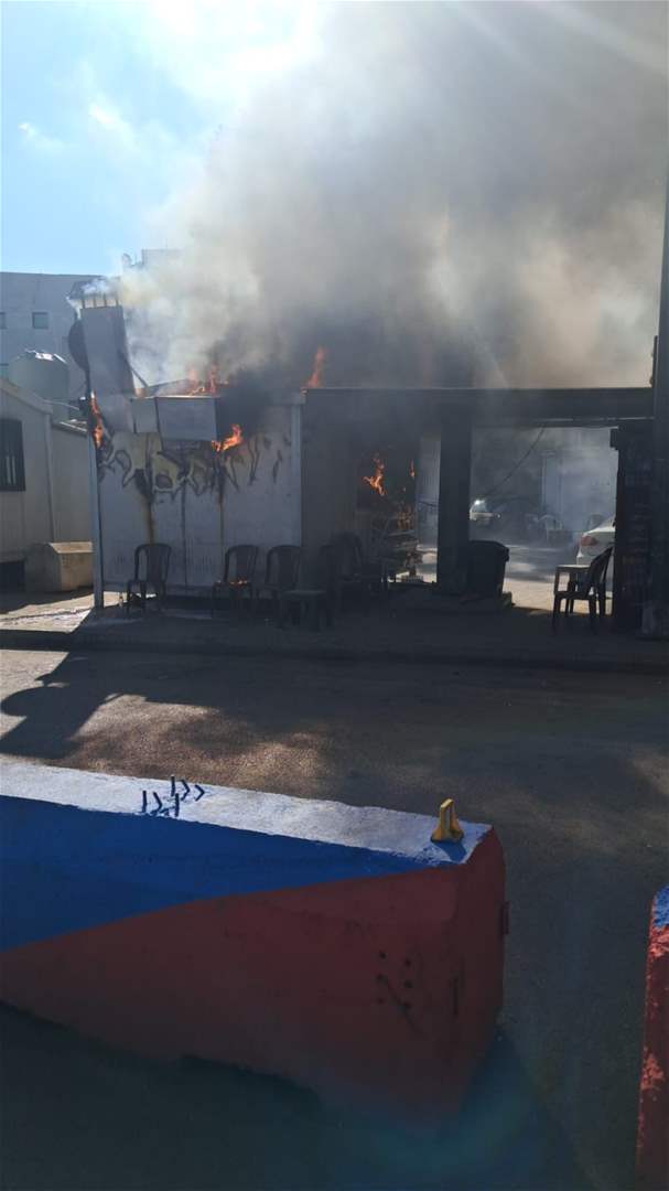 بالفيديو - حريق في مطعم قرب مرفأ بيروت.. والإدارة تحذرّ