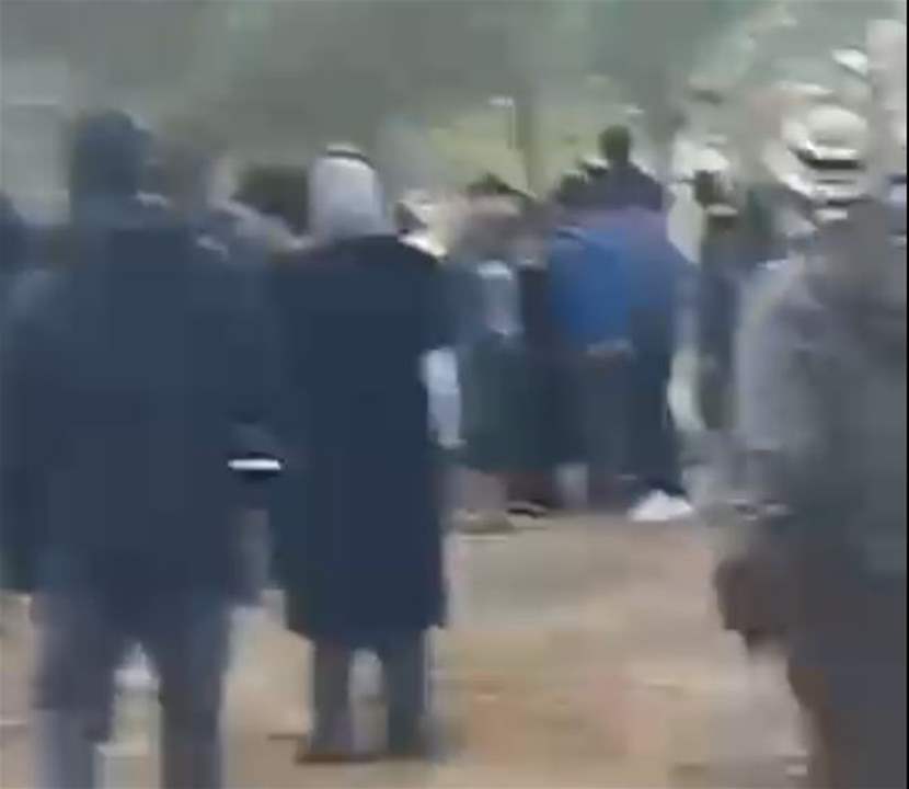 بالفيديو- دبابة "ميركافا" تطلق النار في محاولة لمنع الأهالي من دخول مارون الراس