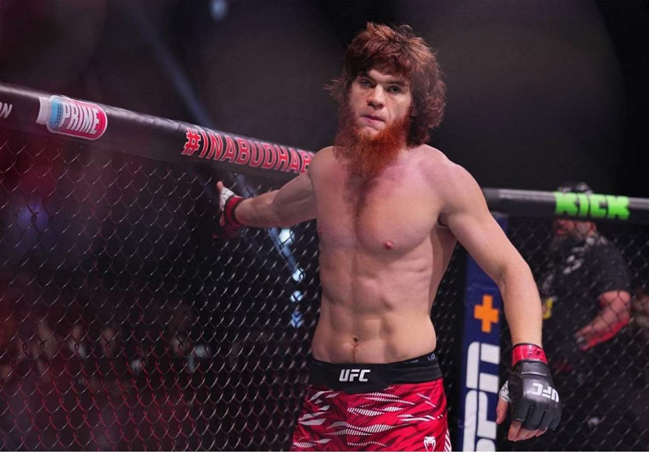 مقاتل روسي يثير جدلاً برأيه حول ميسي ورونالدو