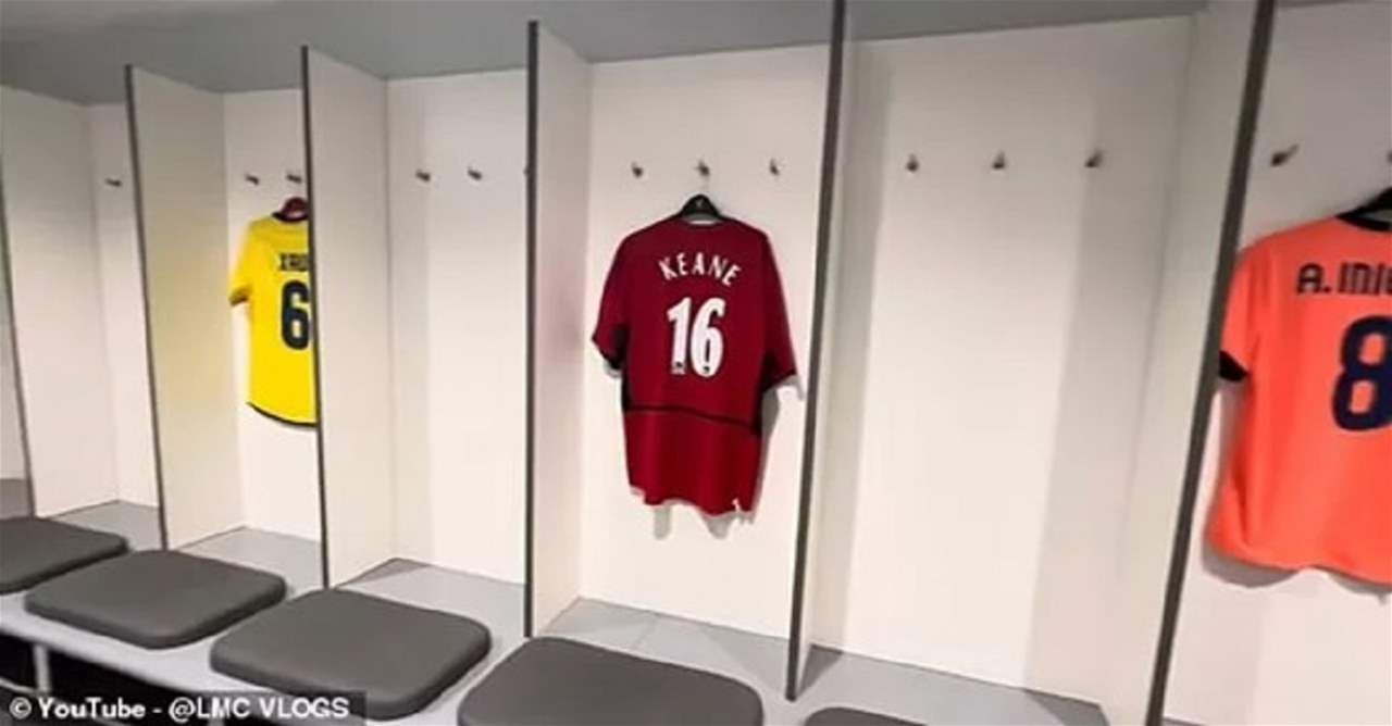 لماذا يتم عرض قمصان أساطير مانشستر يونايتد في غرفة ملابس ليفربول؟