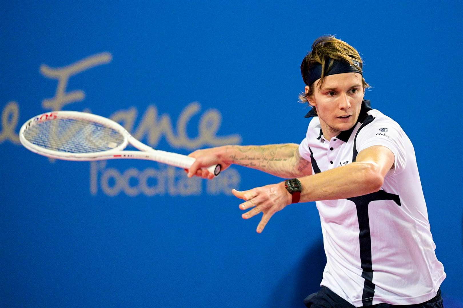 فيديو - سلّم مضربه الى جامع الكرات ليلعب بدلاً منه