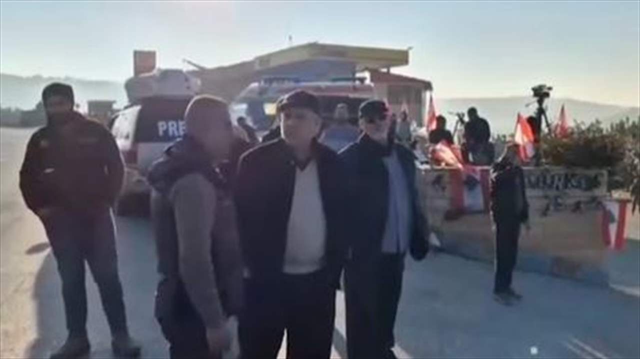 في &quot;أحد العودة -2&quot;.. بالفيديو - مواطنون يتجمعون عند مفرق كفركلا - ديرميماس 