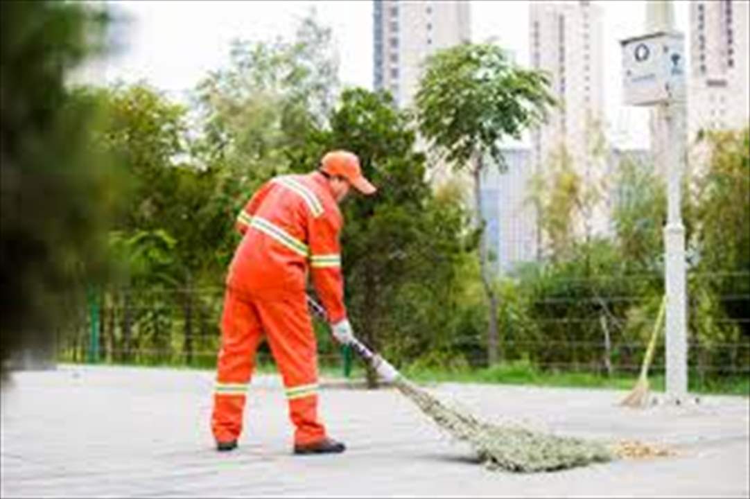 بالفيديو - بعد انفجار قمامة.. نجاة عامل بأعجوبة! 