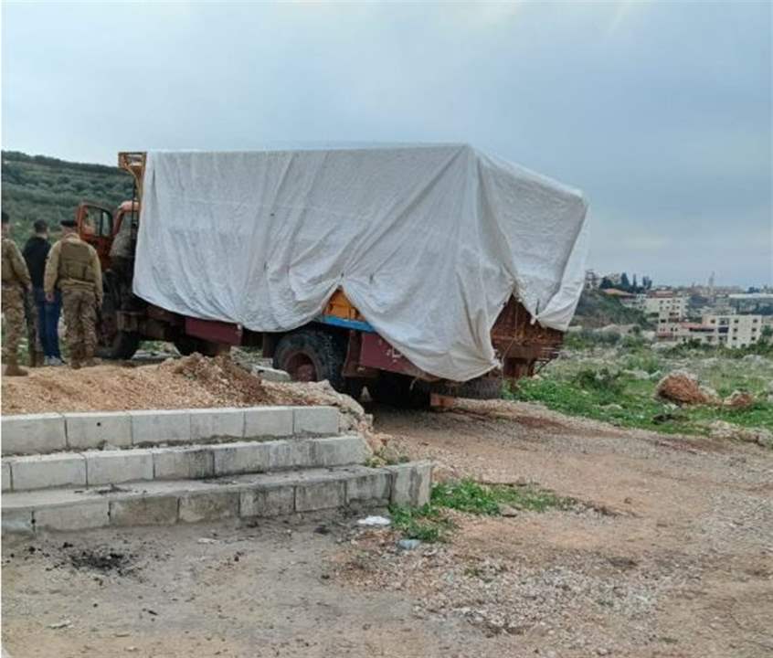 مراسلة الجديد: استخبارات الجيش  اللبناني تسلمت شاحنة محملة بالأسلحة والذخائر من مخلفات أحد المستودعات الذي سبق  وإستهدفه العدو في منطقة الوردانية في اقليم الخروب