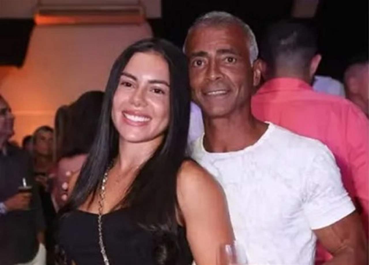 روماريو يواعد فتاة تصغره بثلاثين عاماً