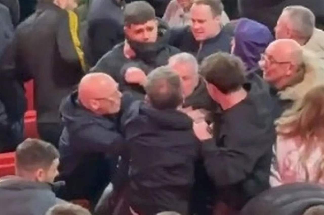 بالفيديو - جنّ جنون مشجّعي مانشستر سيتي وتعاركوا