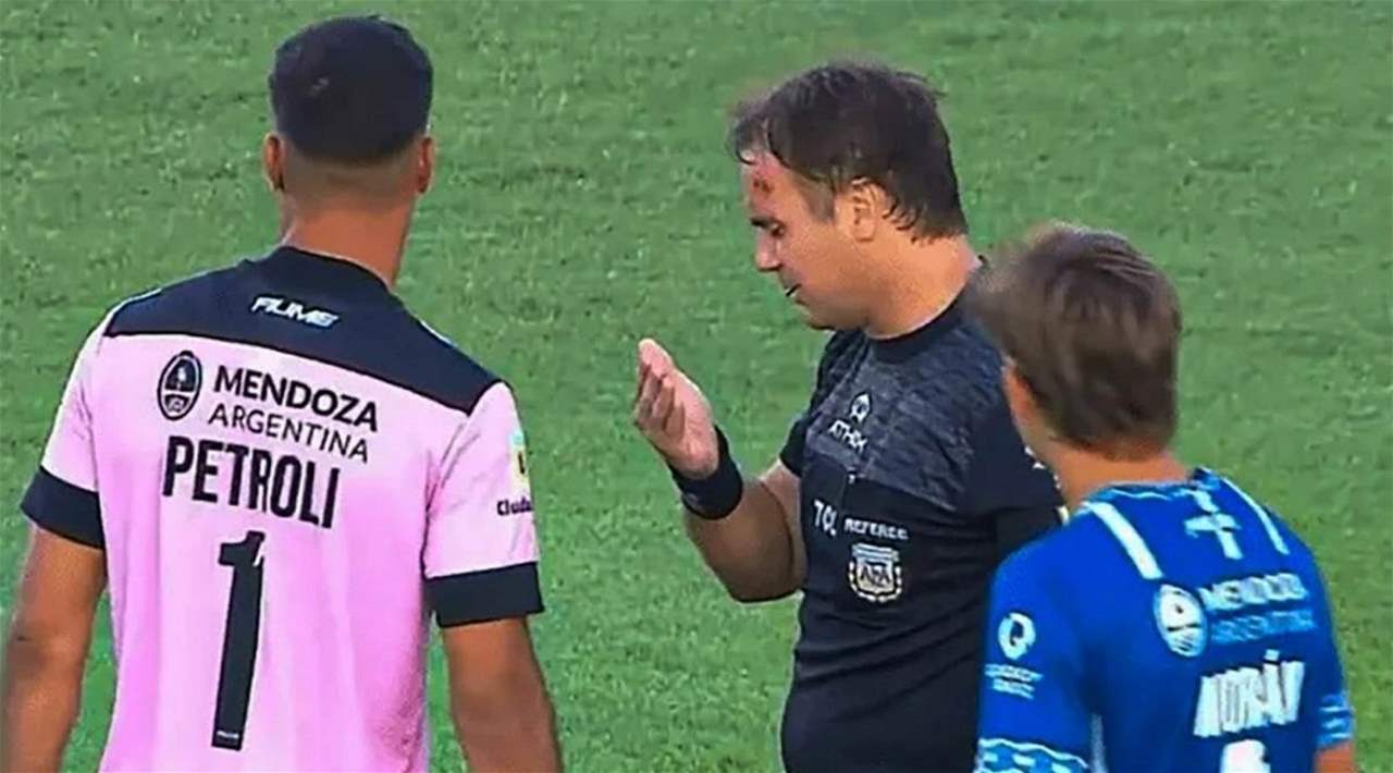 فيديو - حكم الخط تعرّض لأنبوب فأوقف زميله المباراة