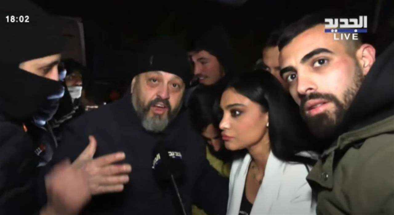 احتجاجات على طريق المطار.. مراسلة الجديد تنقل المشهد مباشرة