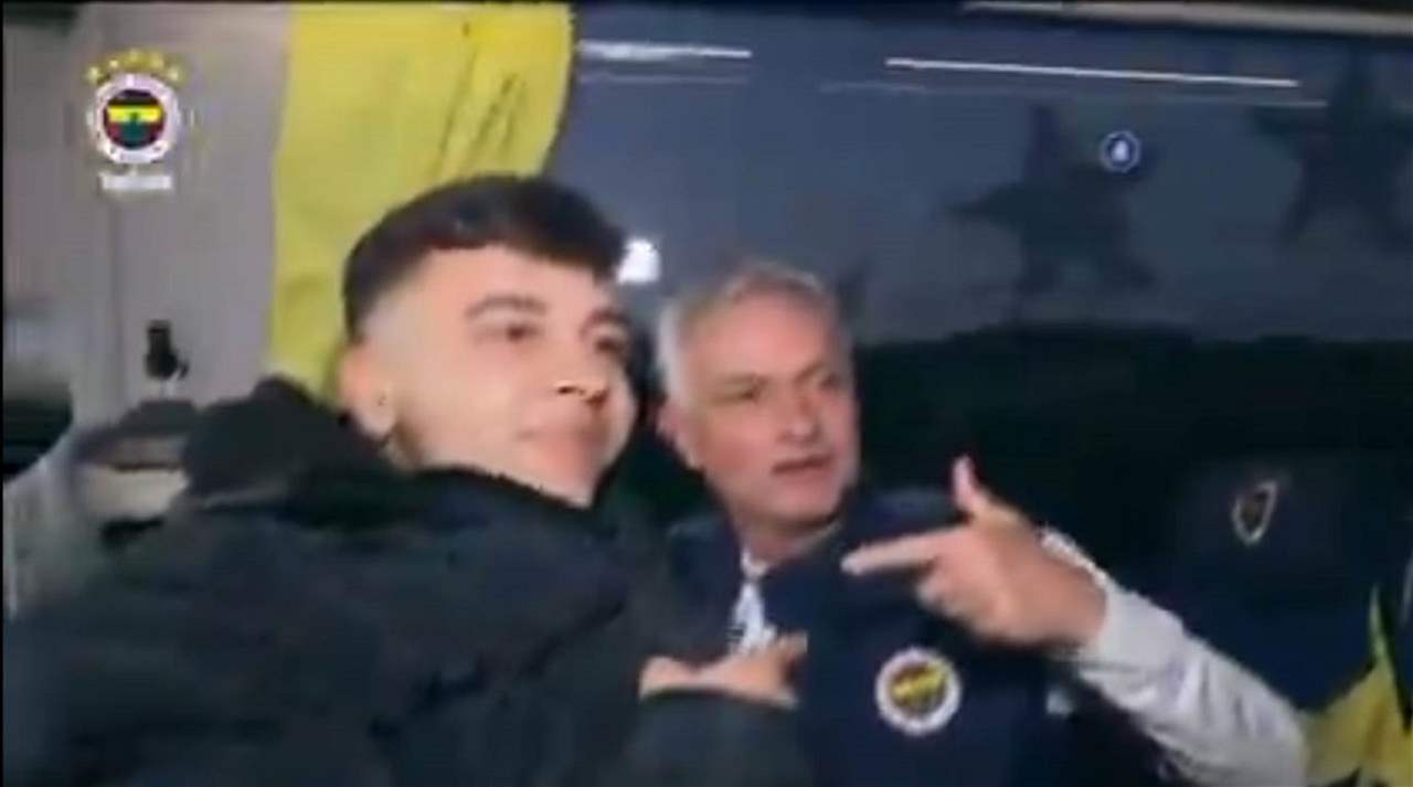 شوهد أحد مشجعي فنربهشة وهو يركض بجانب حافلة الفريق 