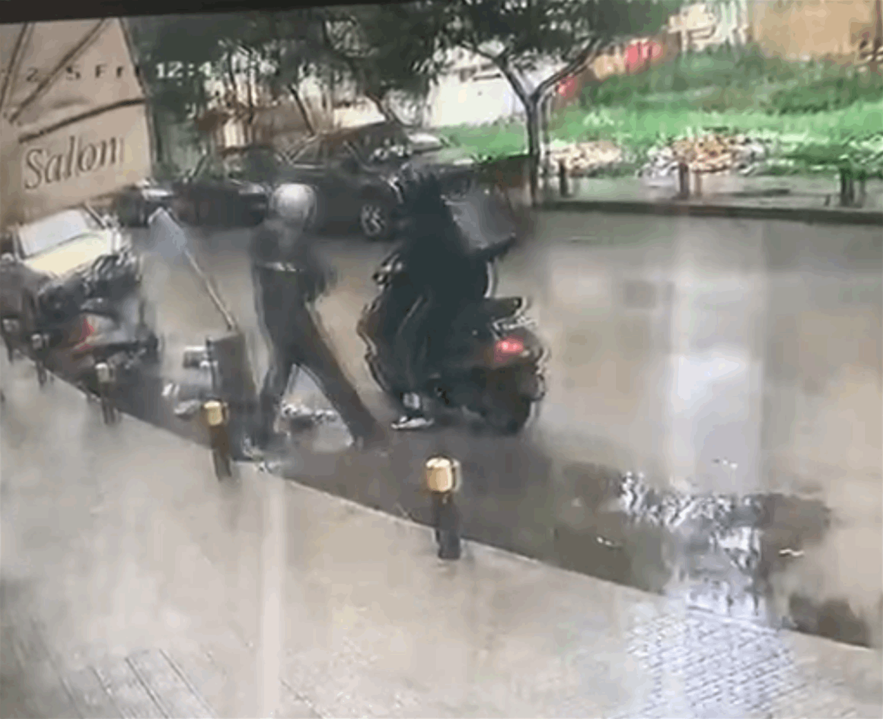 كاميرا مراقبة توثق عملية السرقة في الحمرا