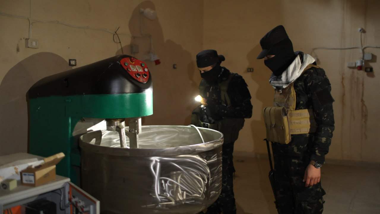 بالصور - الأمن السوري يعلن ضبط معامل مخدرات عند الحدود مع لبنان