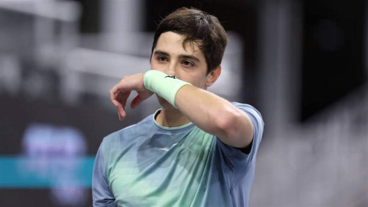 فيديو - المضرب اصطدم بالأرض وانكسر إلى نصفين