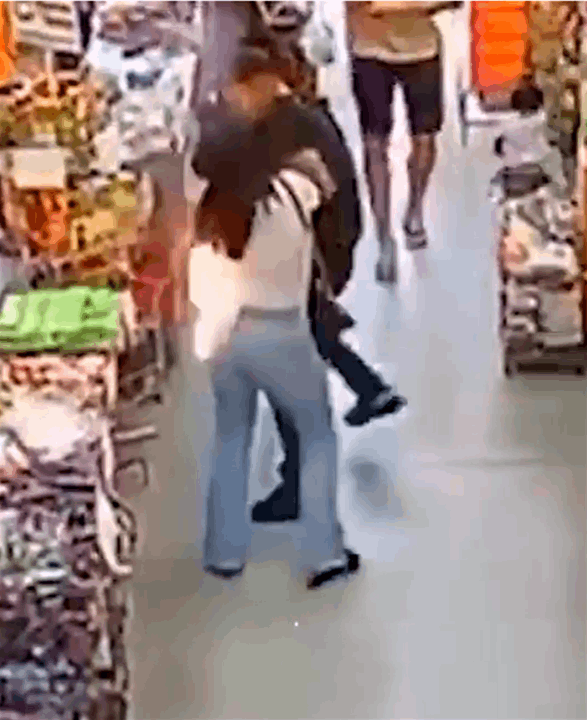 بالفيديو - إنفجار هاتف في جسد سيدة