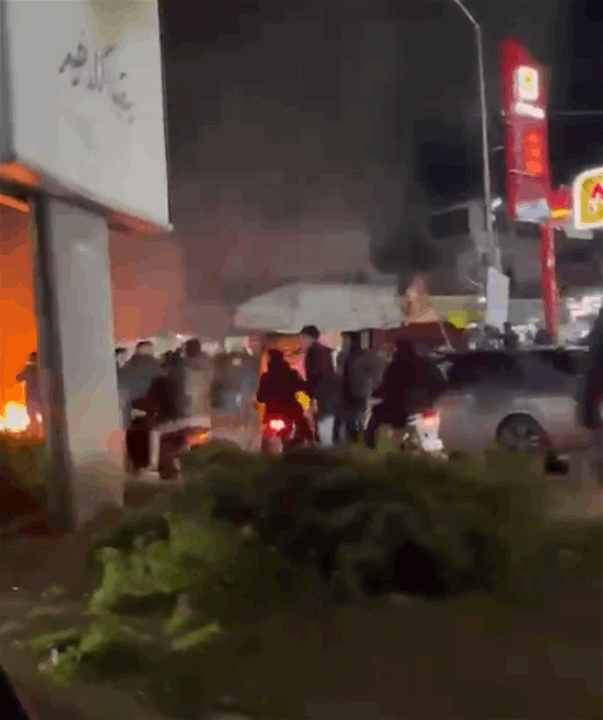 بالفيديو - قطع طريق المطار إحتجاجا على منع طائرة ايرانية من الهبوط في مطار بيروت 