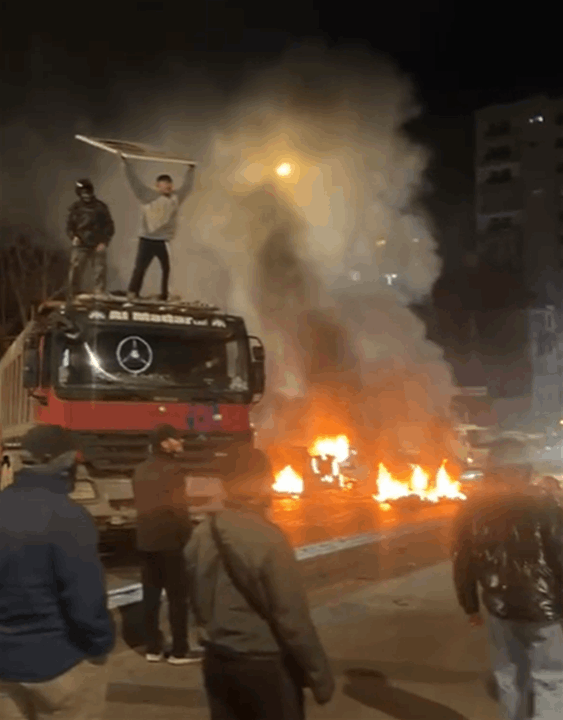 بالفيديو- محتجون يقطعون طريق سليم سلام في بيروت 