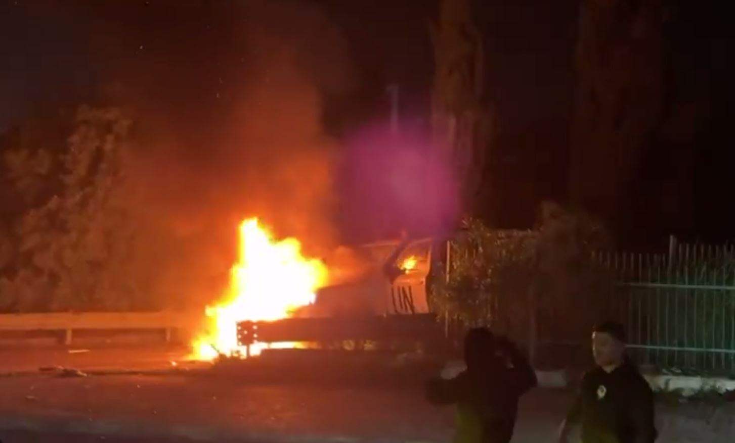 إحراق سيارة لليونيفل من قبل مناصري الحزب (فيديو) 