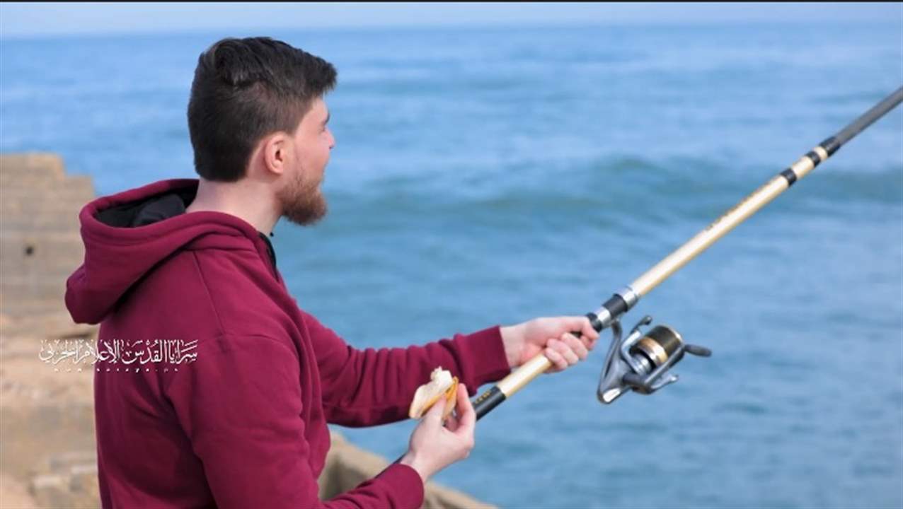 "يأكل الموز ويصطاد السمك"... بالفيديو - أسير إسرائيلي قبل الإفراج عنه