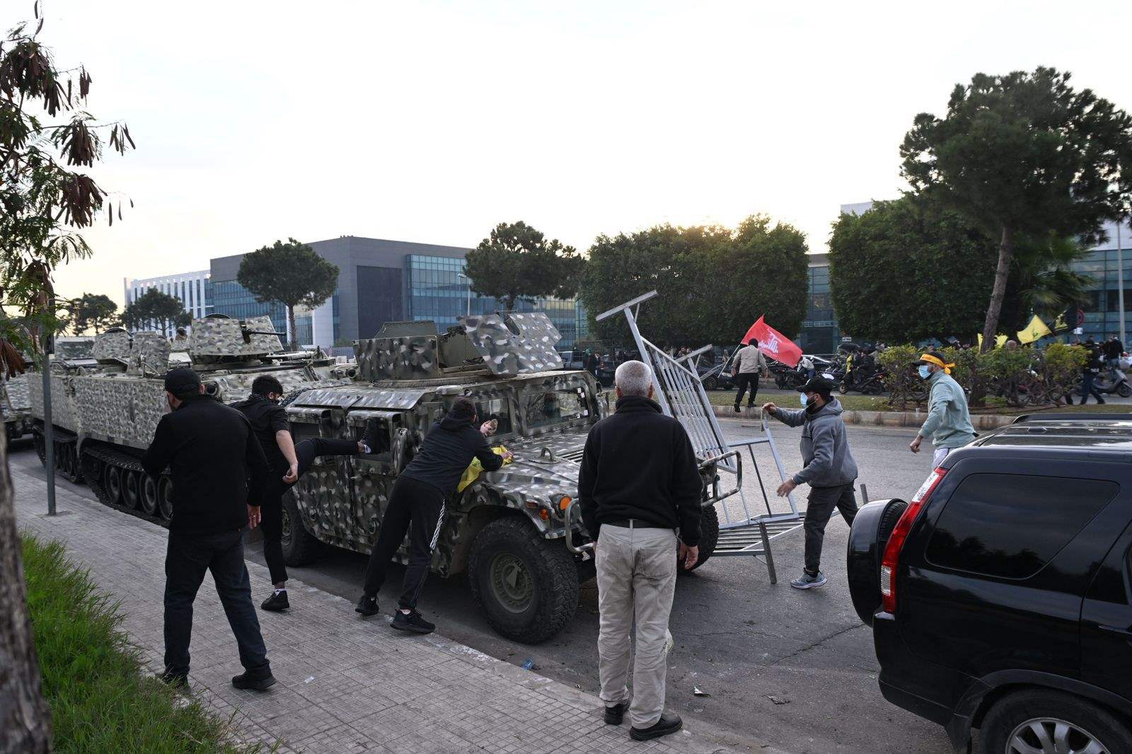 إعتداءات طالت آليات عسكرية على طريق المطار