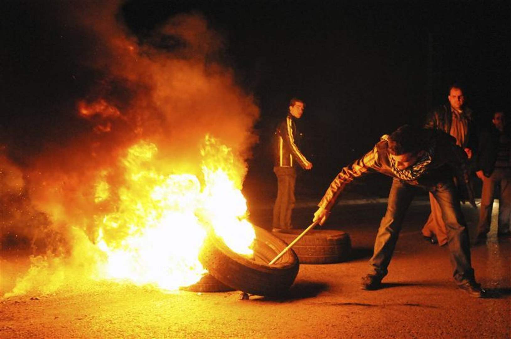 بالفيديو: قطع طرقات.. هكذا بدا المشهد ليلاً في بيروت 