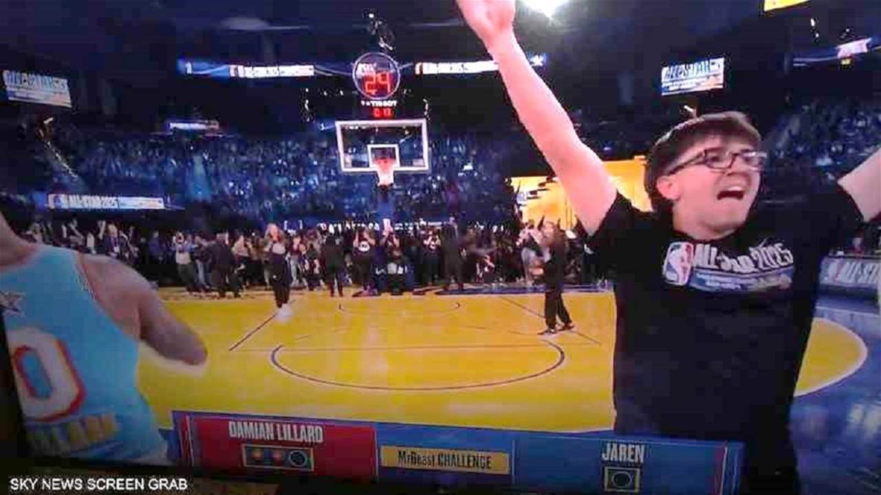 فيديو - المشجع المحظوظ حصد 100 ألف دولار برمية واحدة !!