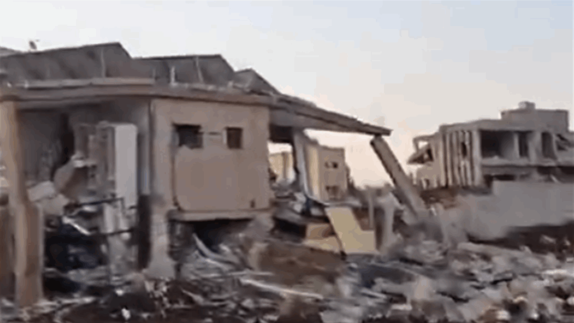 بالفيديو - بيوت قليلة ما زالت صامدة.. هكذا بدت بلدة ميس الجبل 