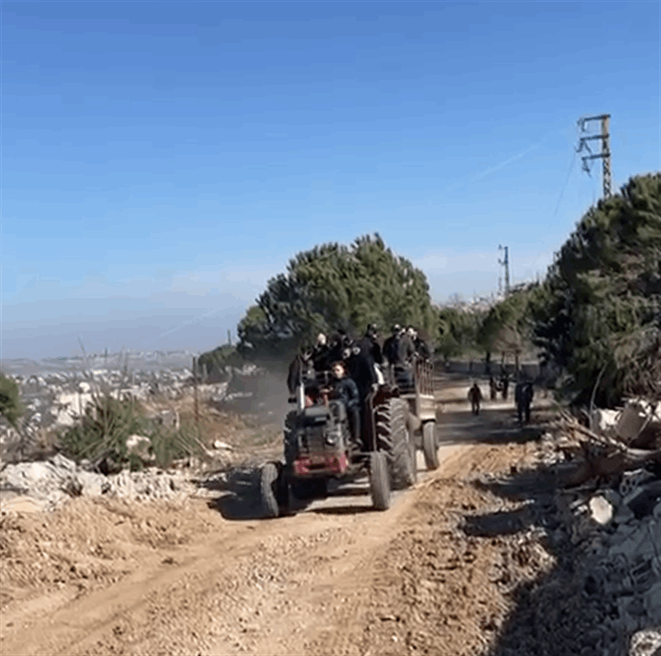 بالفيديو والصور - على متن الجرارات الزراعية الأهالي يدخلون مارون الراس 