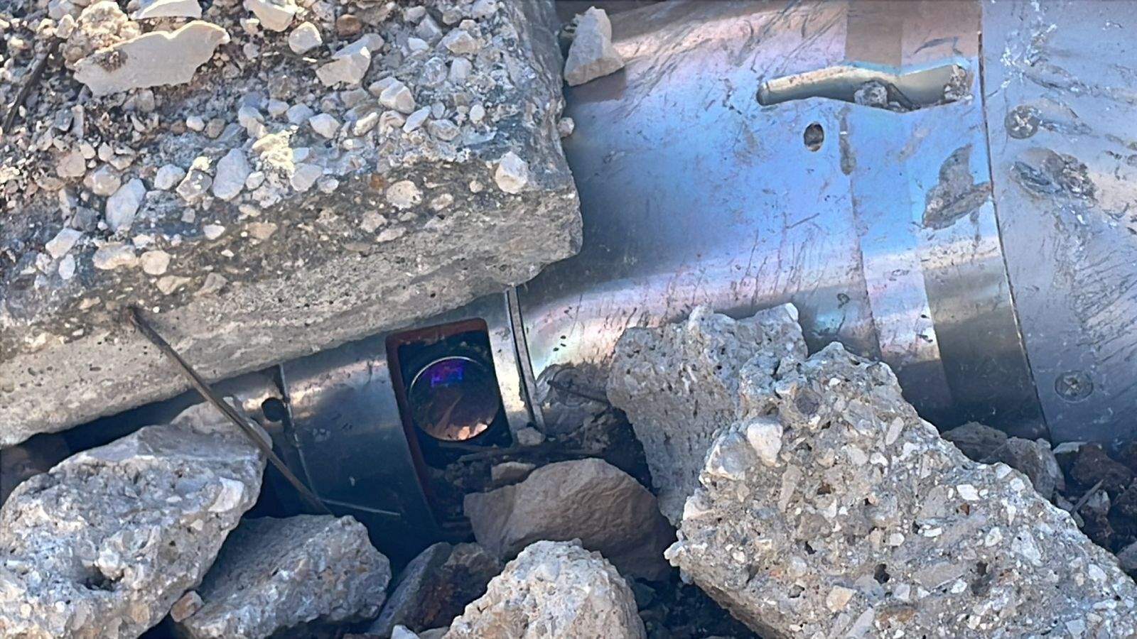 بالصور - تحت ركام المنازل في مارون الراس.. وسائل عسكرية خطرة