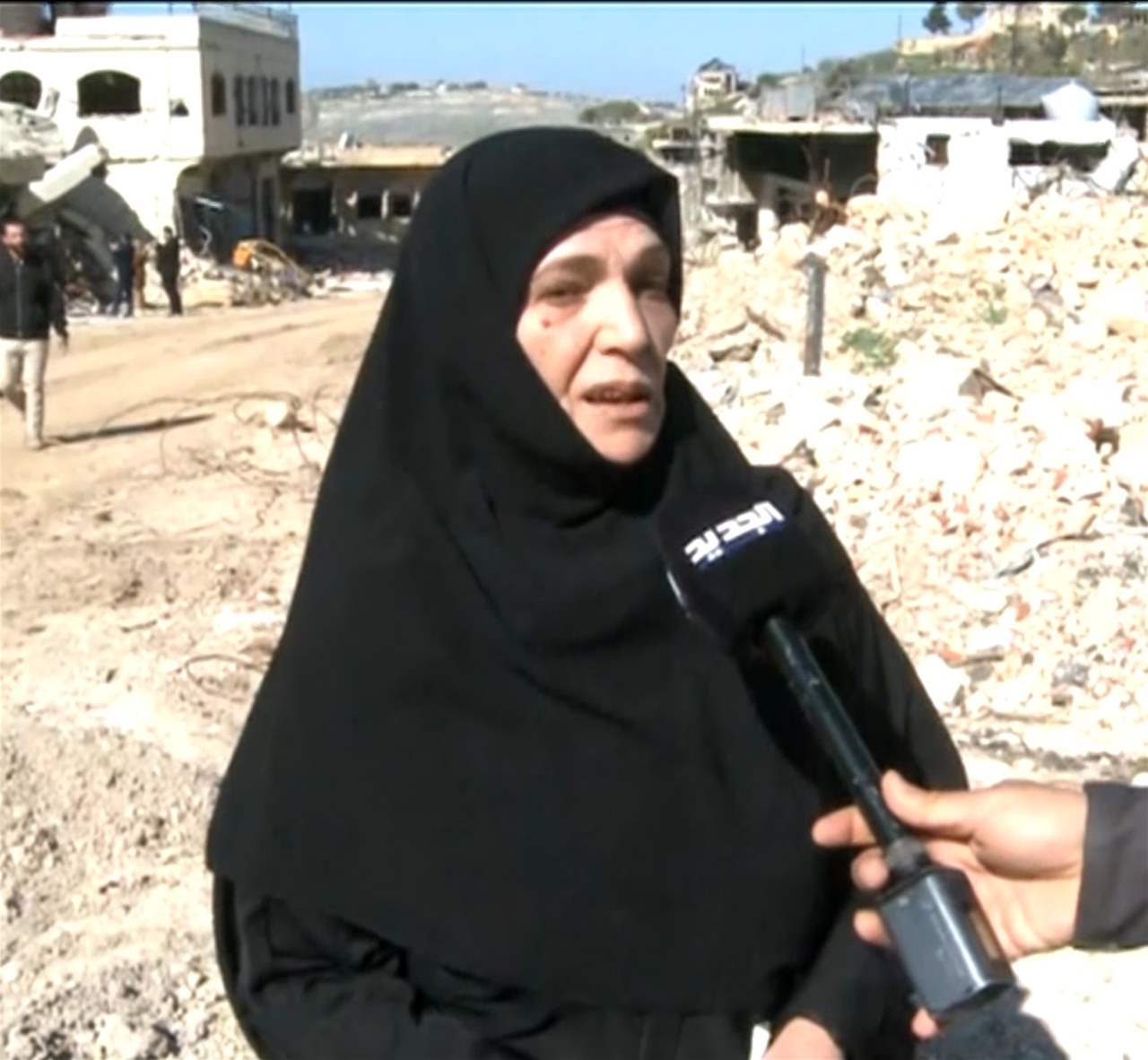 بالفيديو - سيدة من بعلبك تبحث عن ابنها الشهيد في عديسة