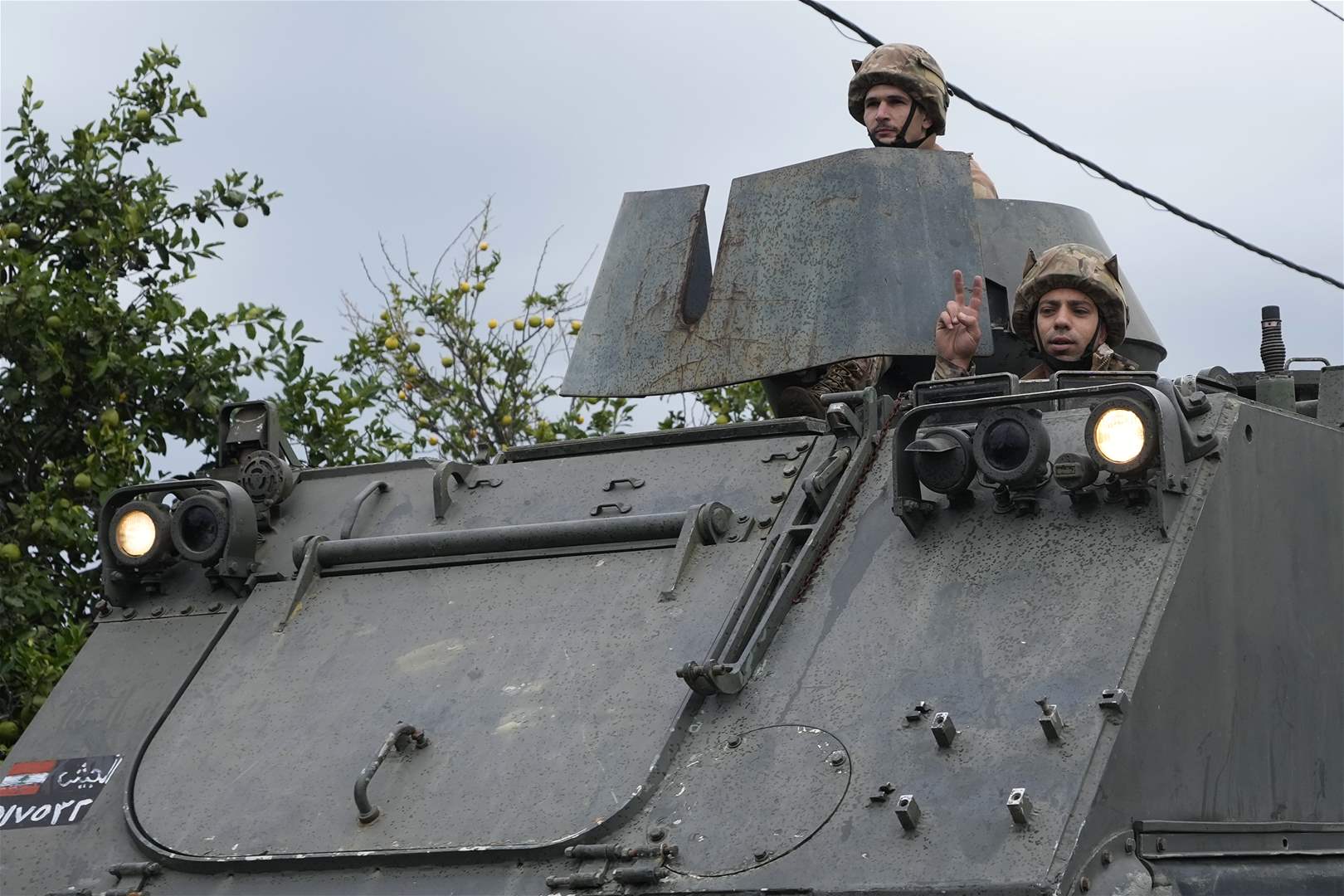 بالفيديو: الجيش.. يُسقطه أرضاً! 