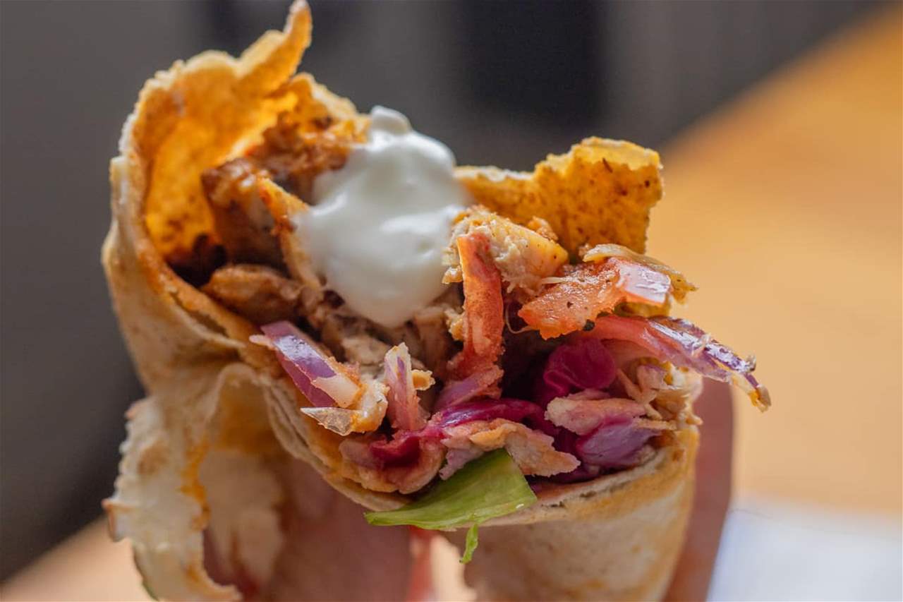 في صيدا.. شاورما مع "حديد زيادة"! ماذا يحصل؟ 