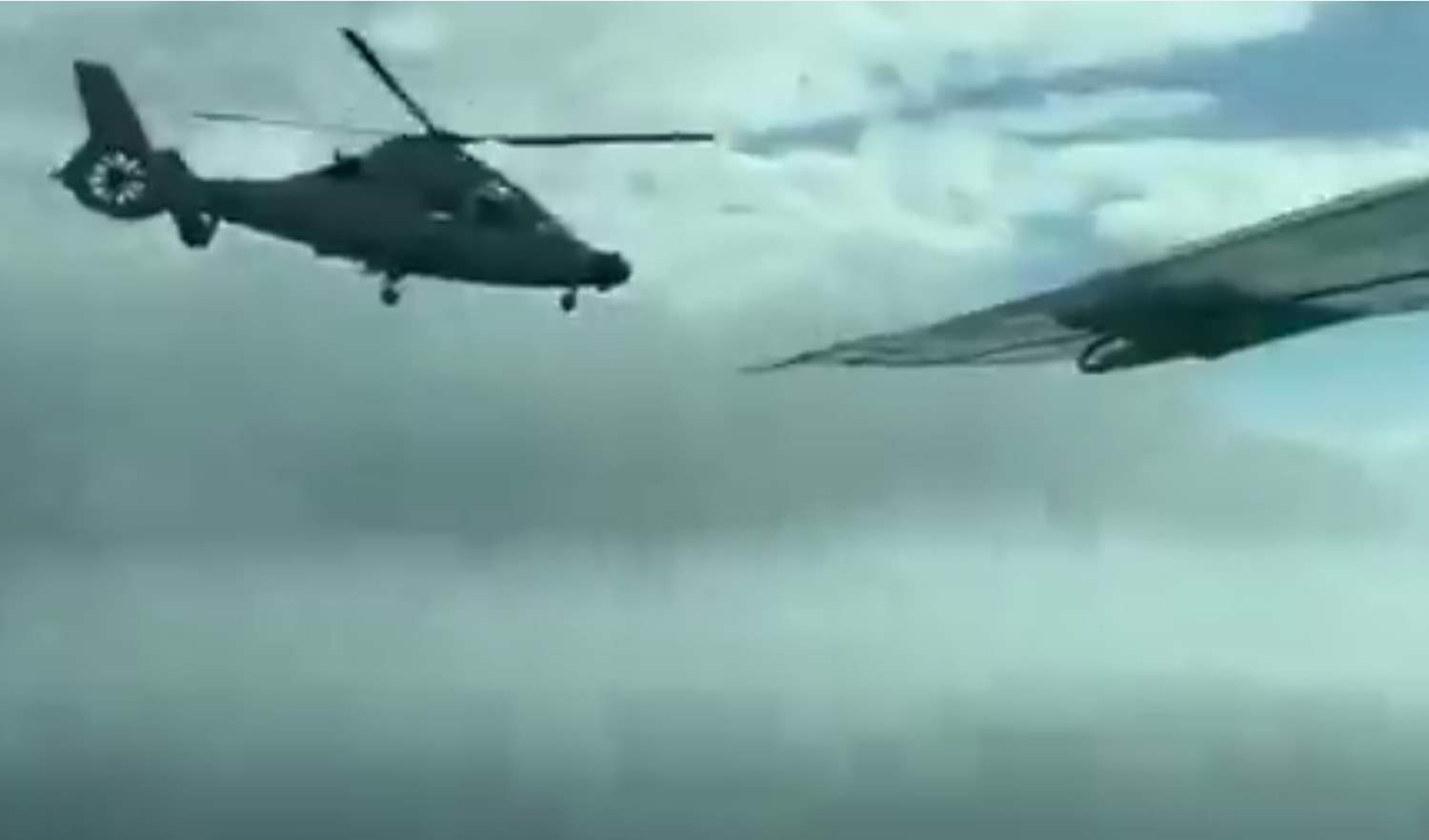 بالفيديو - مروحية عسكرية كادت تتسبب بكارثة!