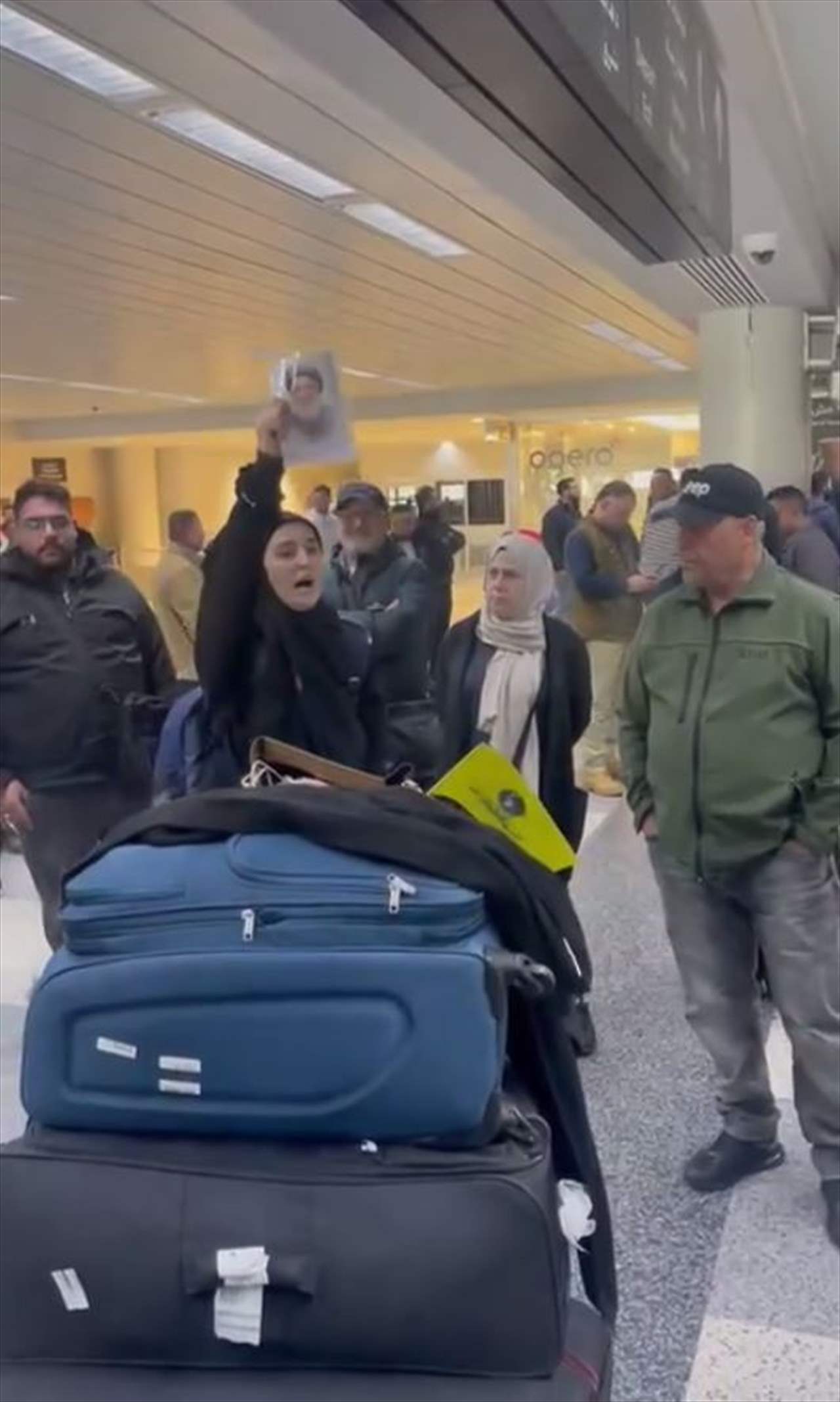 توتر داخل مطار بيروت.. &quot;يلي مش عاجبو يهاجر&quot;! (فيديو) 