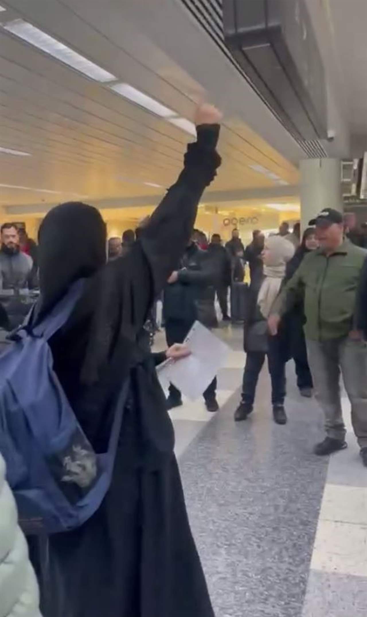 بلبلة مطار بيروت.. هل صورة نصرالله السبب؟ 