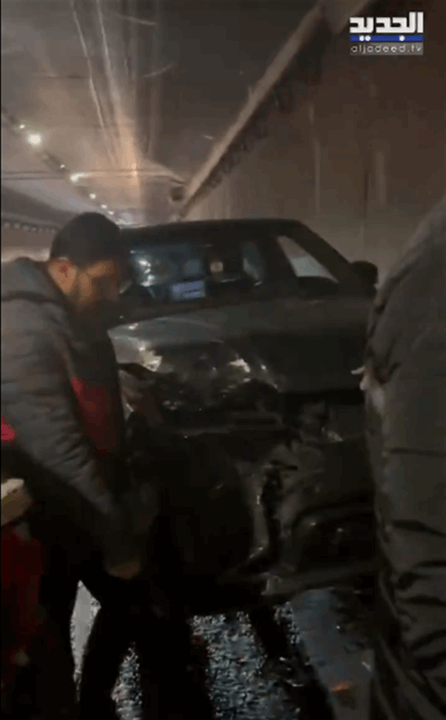 تصادم بين 3 سيارات داخل نفق ‎المطار (فيديو)