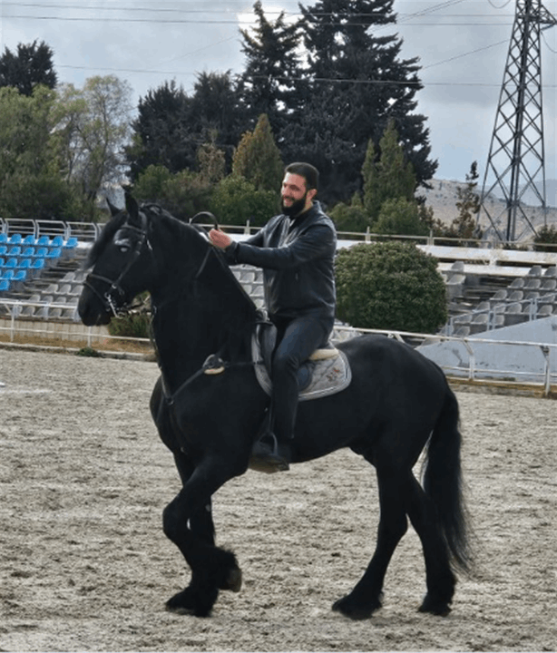 بالفيديو - أحمد الشرع يمتطي حصاناً ويثير تفاعلاً