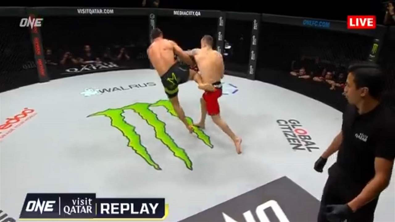 فيديو - شاهدوا الضربة القاضية الأعنف بعد دقيقتين فقط