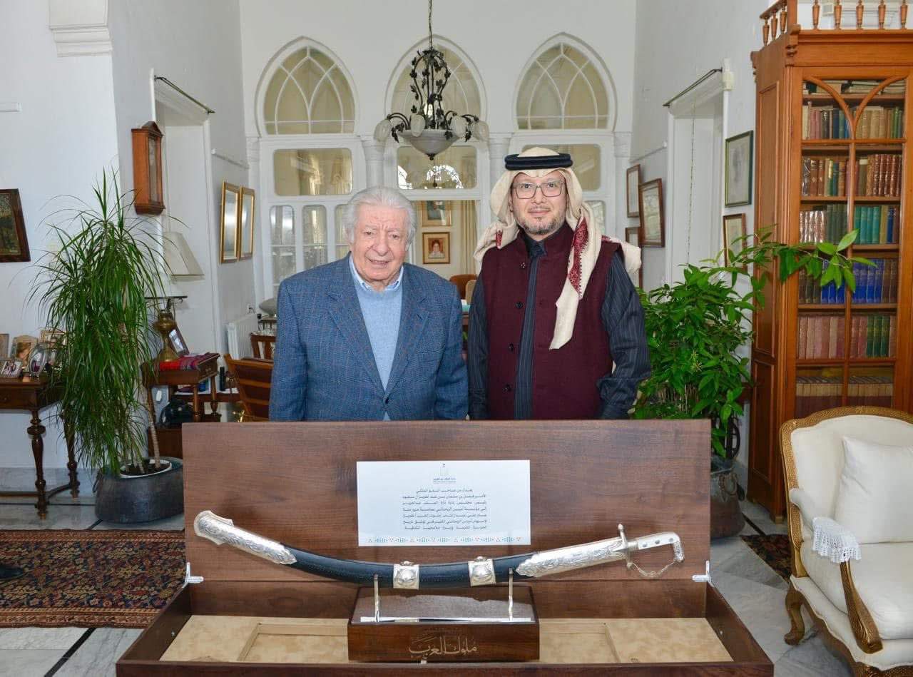 بخاري يقدم السيف المُهدى من الأمير فيصل بن سلمان بن عبد العزيز إلى أسرة أمين الريحاني