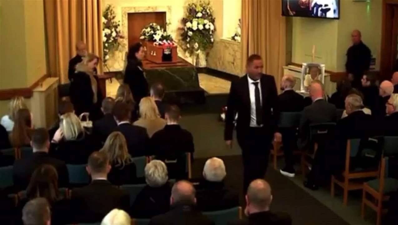 عشيقة المدرب الراحل تتسبب بمغادرة نجله الجنازة ومراسم التشييع 