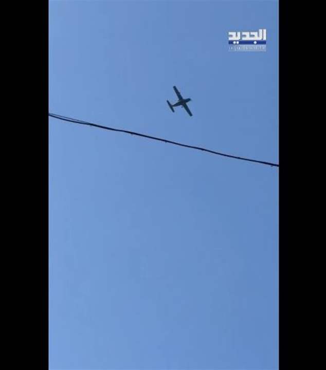 ليست مسيرة.. طائرة للجيش اللبناني تحلق فوق بيروت (فيديو) 