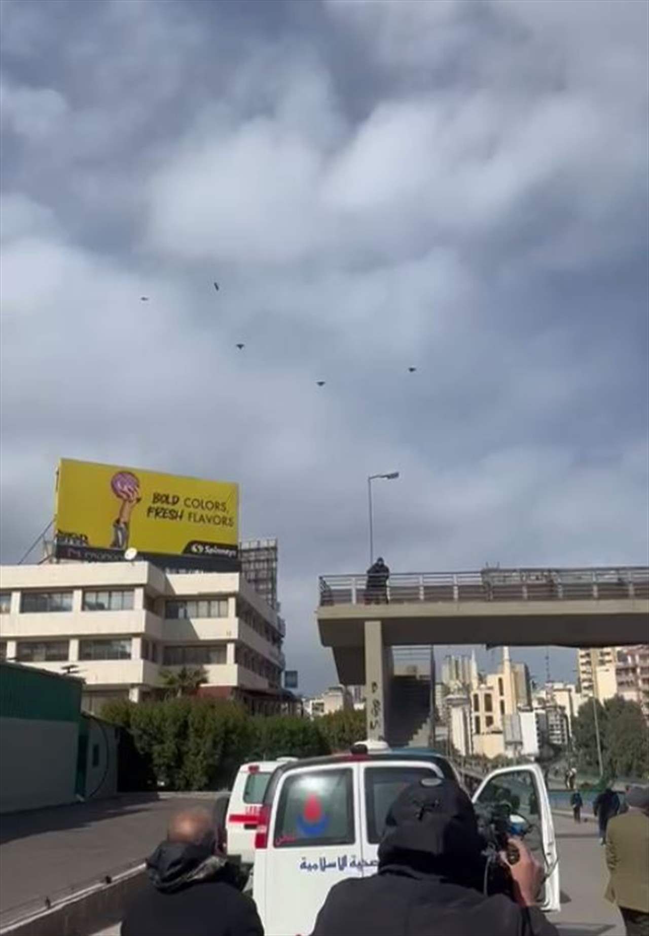 بالفيديو: طيران إسرائيلي فوق المشيعين مباشرة! 