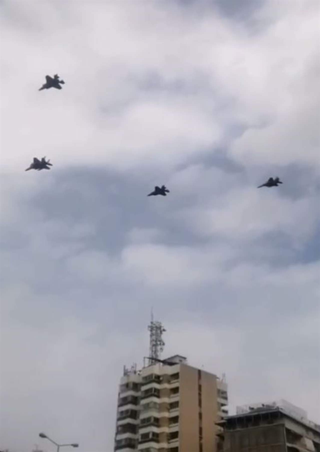 خاص الجديد: الطائرات الإسرائيلية كادت تلامس رؤوس المشيعين (فيديو) 