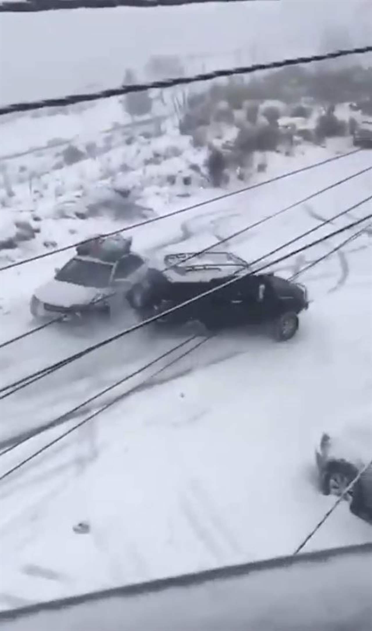 شاهد بالفيديو: لحظات انزلاق السيارات والبشر! 
